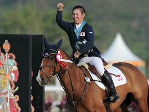Meditating Buddhist monk saddles up for London