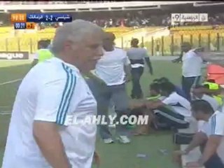 شحاته يسب اللاعبين عقب الهدف الثالث في الدقيقة الأخيرة عن طريق كلوتي