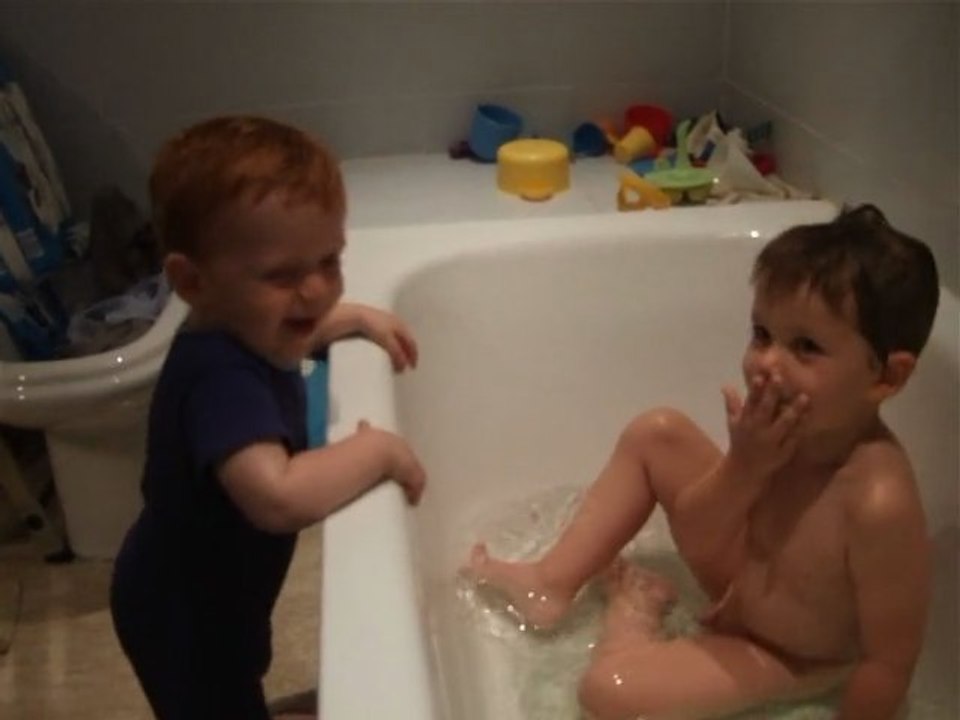 Pour faire rire son petit frère