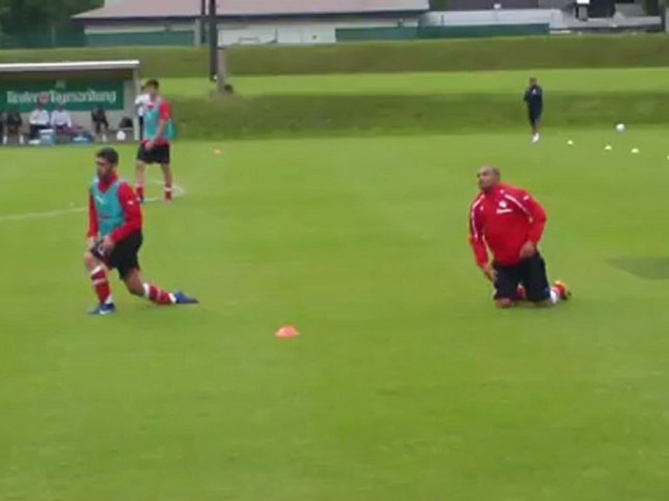 Τάκλιν στον Τάτο από τον Φουστέρ, που στη συνέχεια ανακόπτεται από τον Καραγκούνη