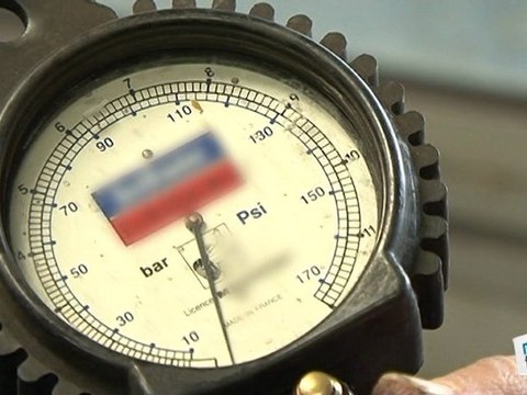 Comment vérifier la pression des pneus de voiture ?