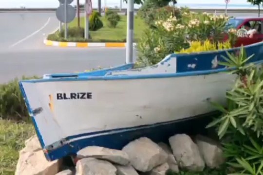 Tekne,ortadan ikiye bölündü