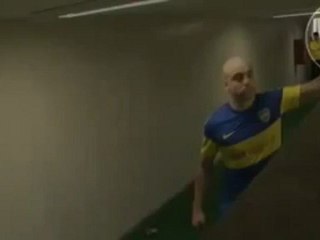 Hırsını fotoğrafçıdan çıkardı