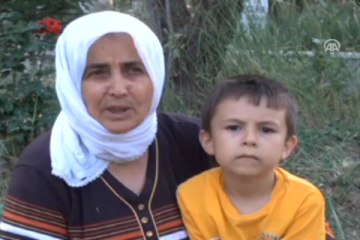 Mezarlıkta şiir yazıyor