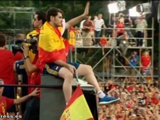 Iker y Sara pasean por las calles de Navalacruz