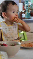 Nathan mange des spaghetti à la tomate