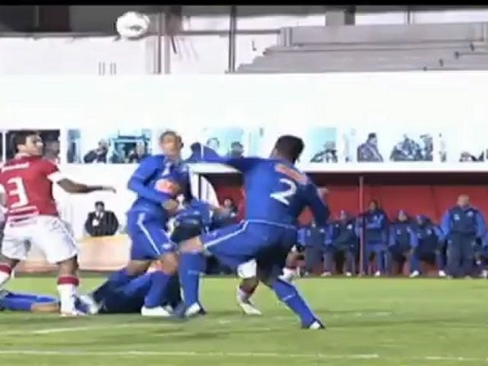 Internacional holt Forlan und zaubert