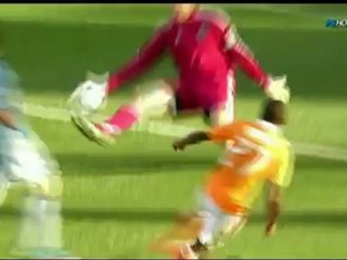 Bunbury sotto porta calcia in fallo laterale!