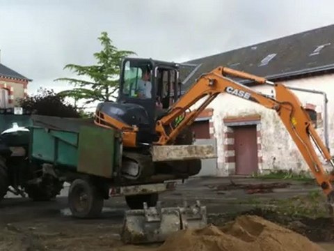 Mini pelle dans la benne