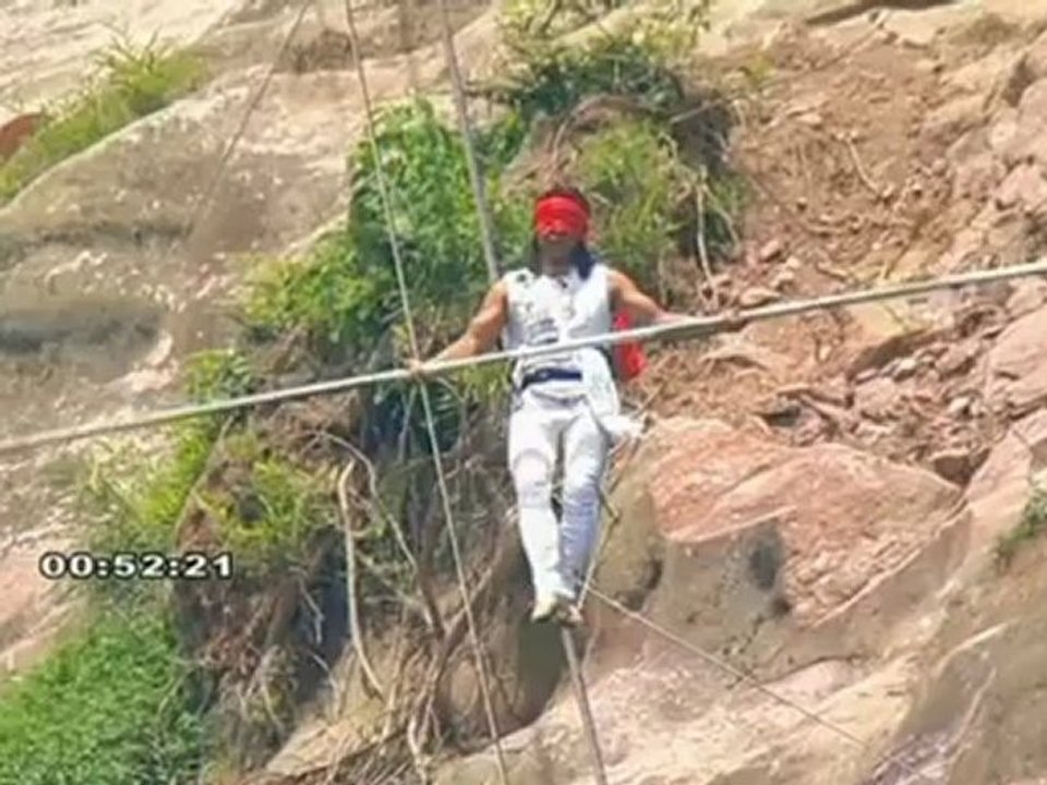 Le funambule Aisikaier chute de 250 mètres et survit