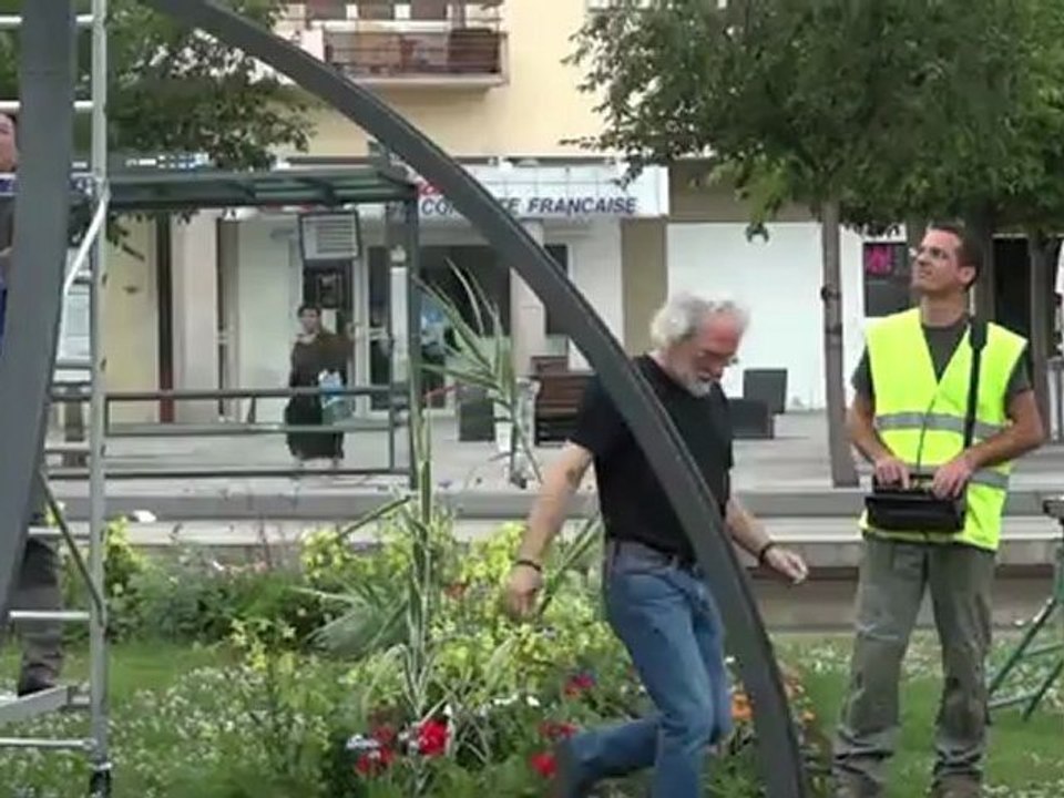 Installation de la sculpture de Jean-françois Laurent à Vandoeuvre