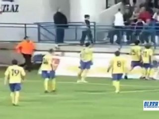 لاعب يسجل هدف ومشجع فريقه يضربه