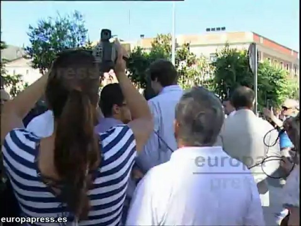 Monago increpado por quintanenses por el cierre nocturno de las urgencias