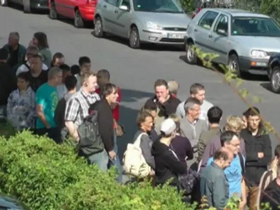 Fortuna Düsseldorf - Schlangestehen für Fußball-Sehen