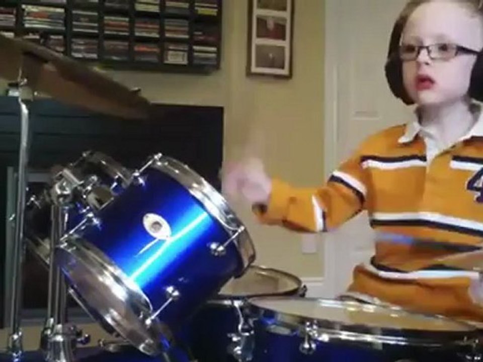 Menino de 6 anos com muito talento para a bateria