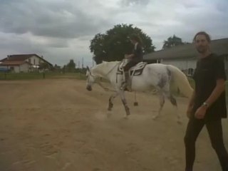 Emilie S'initie à la Voltige Cosaque.