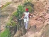 Acróbata sobrevive a una alta caída mientras caminaba la cuerda floja al aire libre