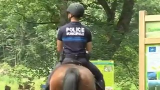 Un policier à cheval à Volvic