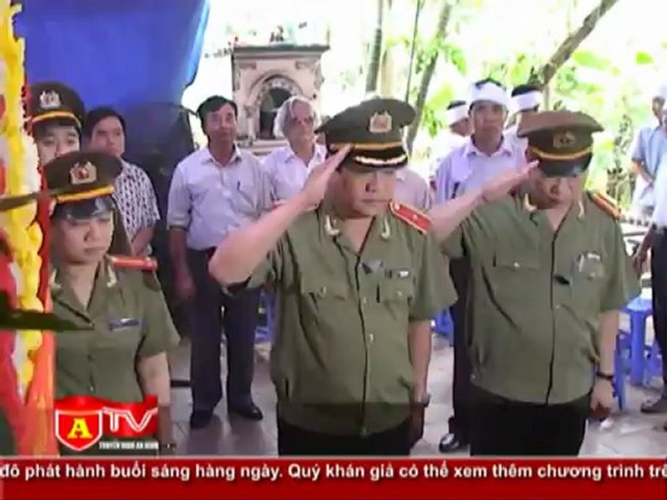 ANTÐ - Thiếu tướng Lưu Quang Hợi thăm và tặng quà thân nhân gia đình liệt sỹ