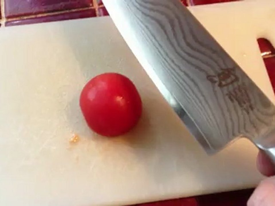 Couteau japonais Kai Shun VS tomate