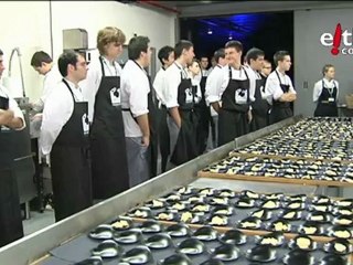 Скачать видео: Homenaje a Karlos Arguiñano durante la Semana Gastronómica de Donostia