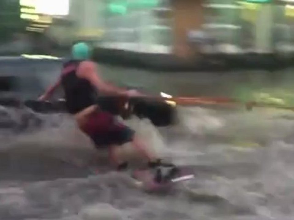 Russie : les crues inspirent un wakeboarder