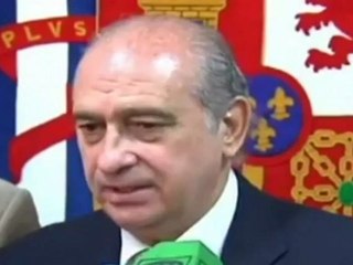 El ministro del Interior asegura que lo que espera de ETA es su "disolución"