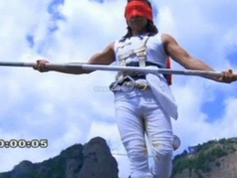ZAPPING ACTU DU 10/07/2012 - Un funambule chinois survit à une chute dans un ravin