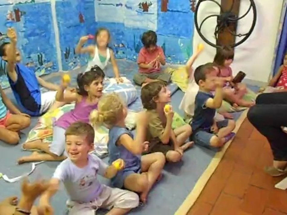 10.07.2012 Atelier éveil musical sous la houlette de Sébastien à la guitare professeur de musique