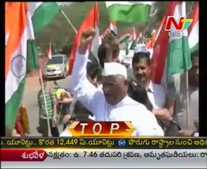 Anna ups the ante on Lokpal, targets Sonia