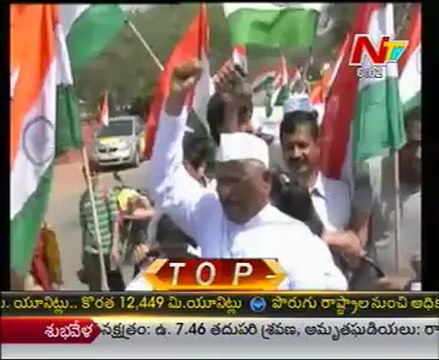 Anna ups the ante on Lokpal, targets Sonia