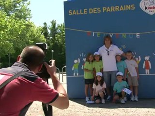 Dimitri Szarzewski rejoint les enfants du Secours populaire au Village Kinder