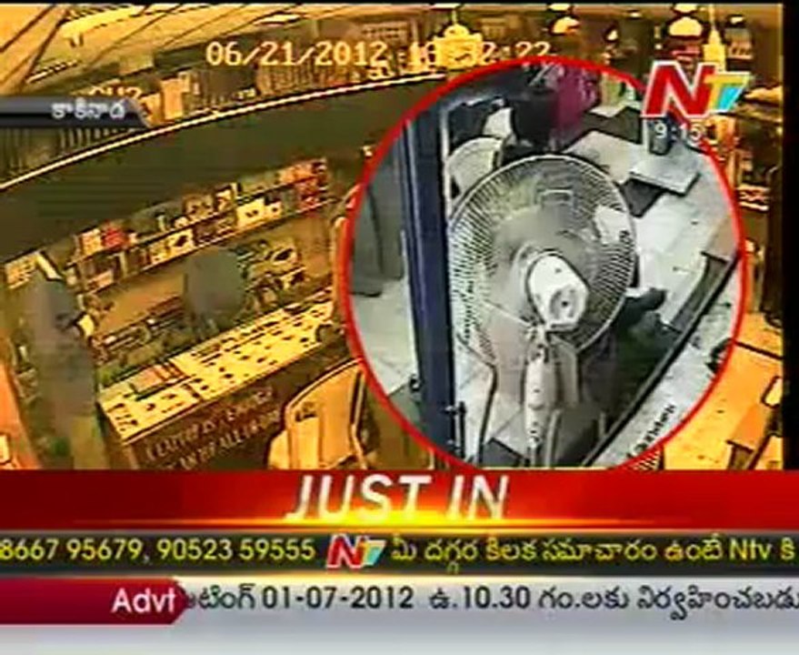 2 Women stealing laptop caught in CCTV footage