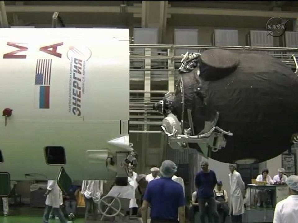 [ISS] Soyuz TMA-05M Encapsulated in Payload Fairing