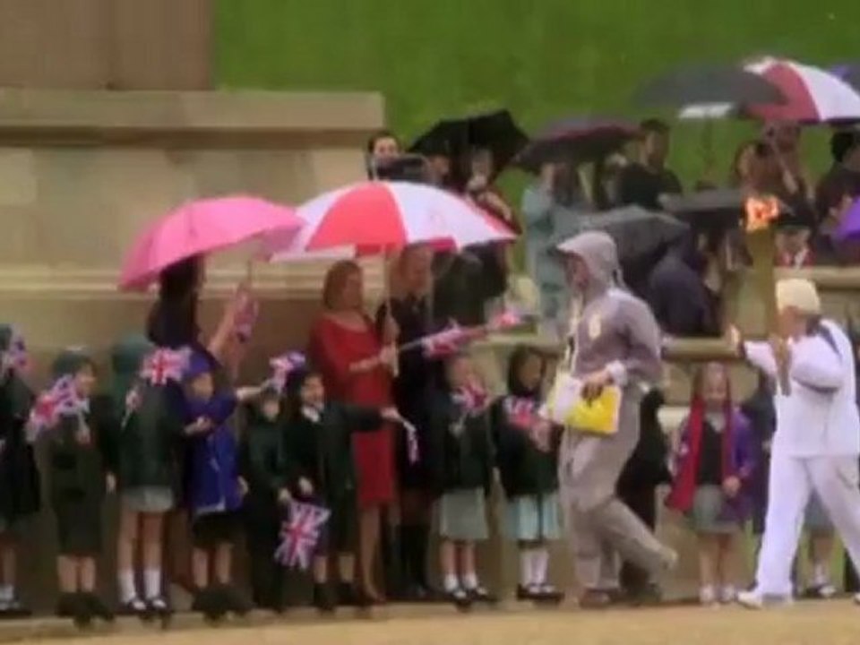 72-jährige Fackelträgerin kämpft mit königlichem Regen