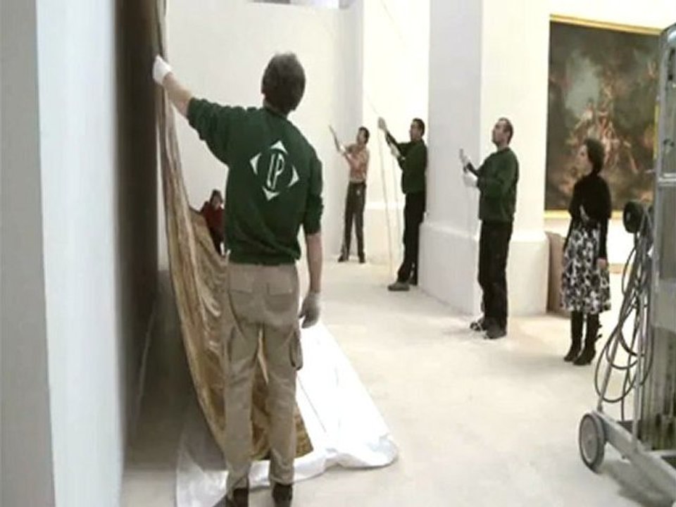 Accrochage d'une tapisserie du Rijksmuseum d'Amsterdam