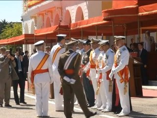 Don Felipe y Doña Letizia, con los nuevos sargentos de la Armada