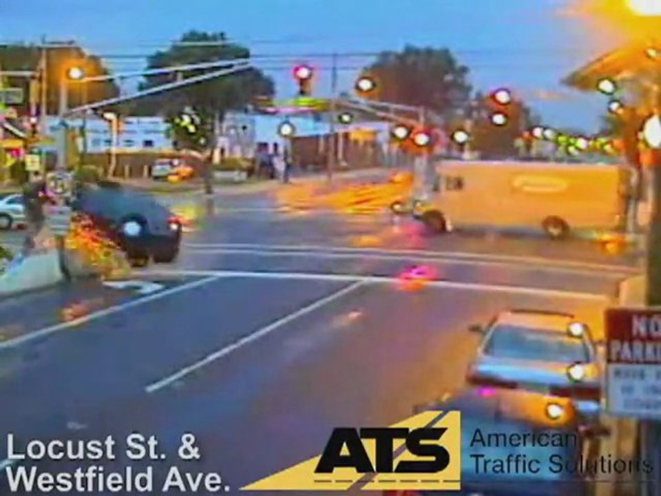 Accident incroyable en grillant un feu rouge