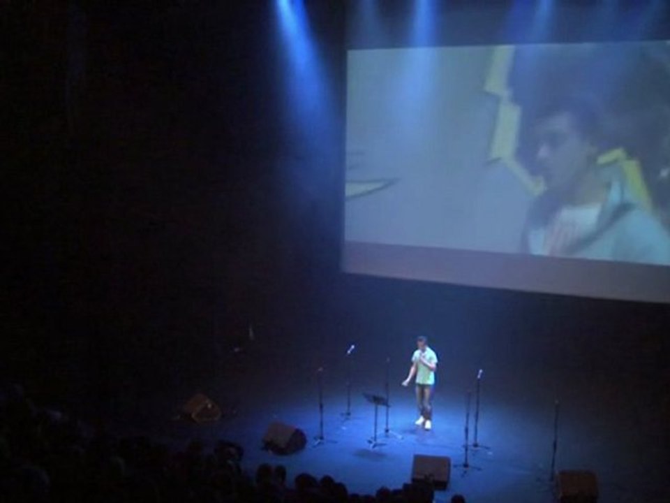 Jonathan sur la scène du Mac Orlan