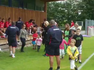 Παιδάκια φωτογραφίζονται με τους παίκτες του Ολυμπιακού στο Άχενκιρχ