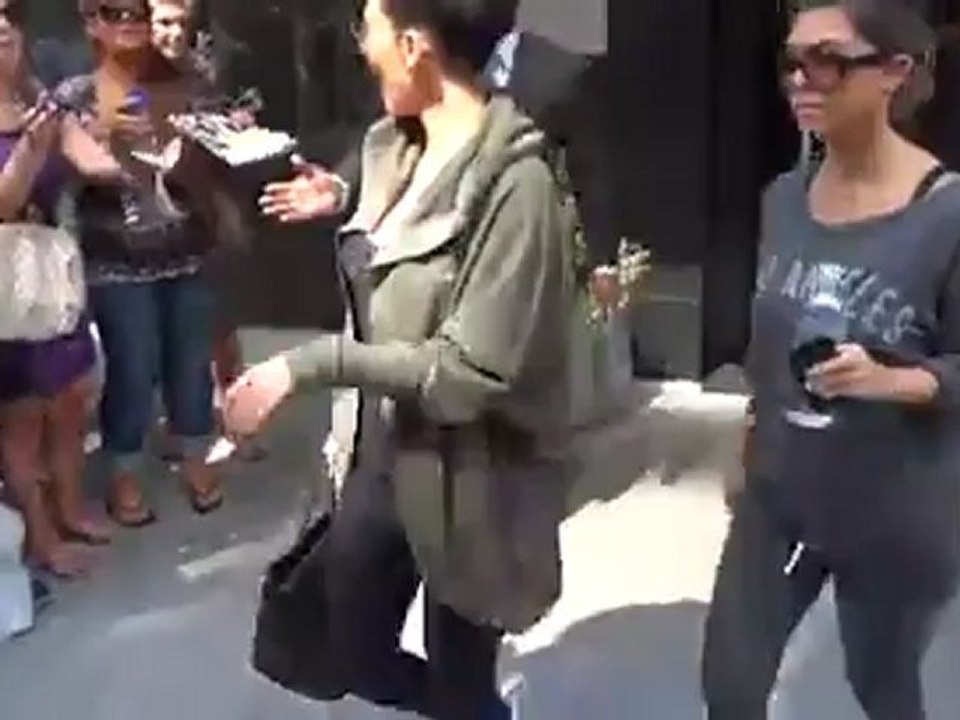 Kim Kardashian Shows Off Bikini Body