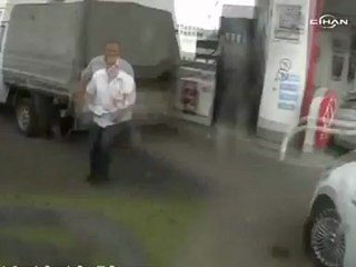 Otobüs kamyona çarptı, benzinliğe daldı; vatandaş kıl payı kurtuldu