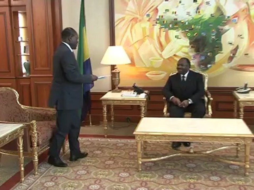 Audience du Président gabonais accordée à l'émissaire du Congo Martin Adouki