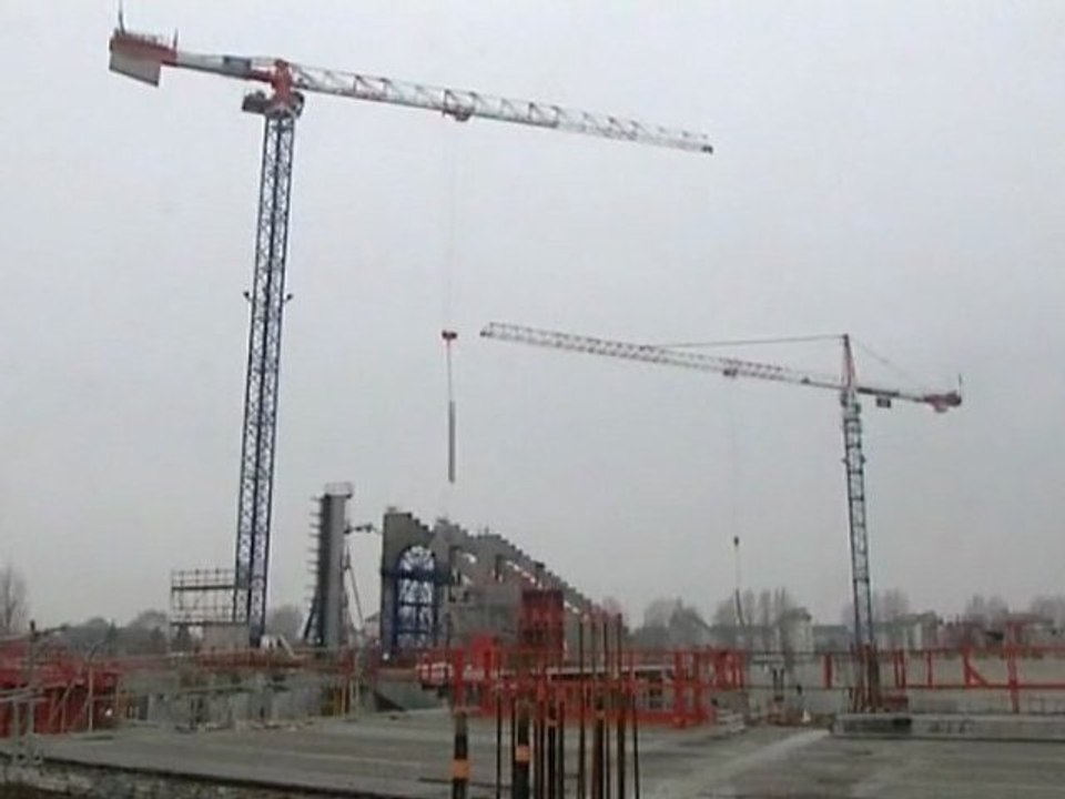 Février 2011 : des grues gigantesques sur le chantier du stade Océane