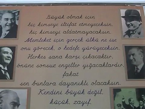 Atatürk'ün Büyüksün vecizesi Hand center yazı karakteri ve gülen fotoğrafları ile