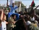 الثوار داخل مقر القذافي في باب العزيزية