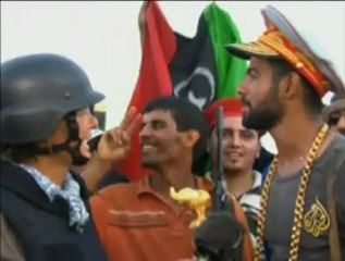 بعد سقوط باب العزيزية القذافي يدعو لتطهير ليبيا