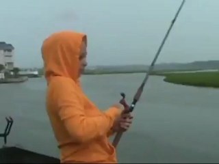 Un tiburón toro salta del agua y arrebata la presa a unos pescadores