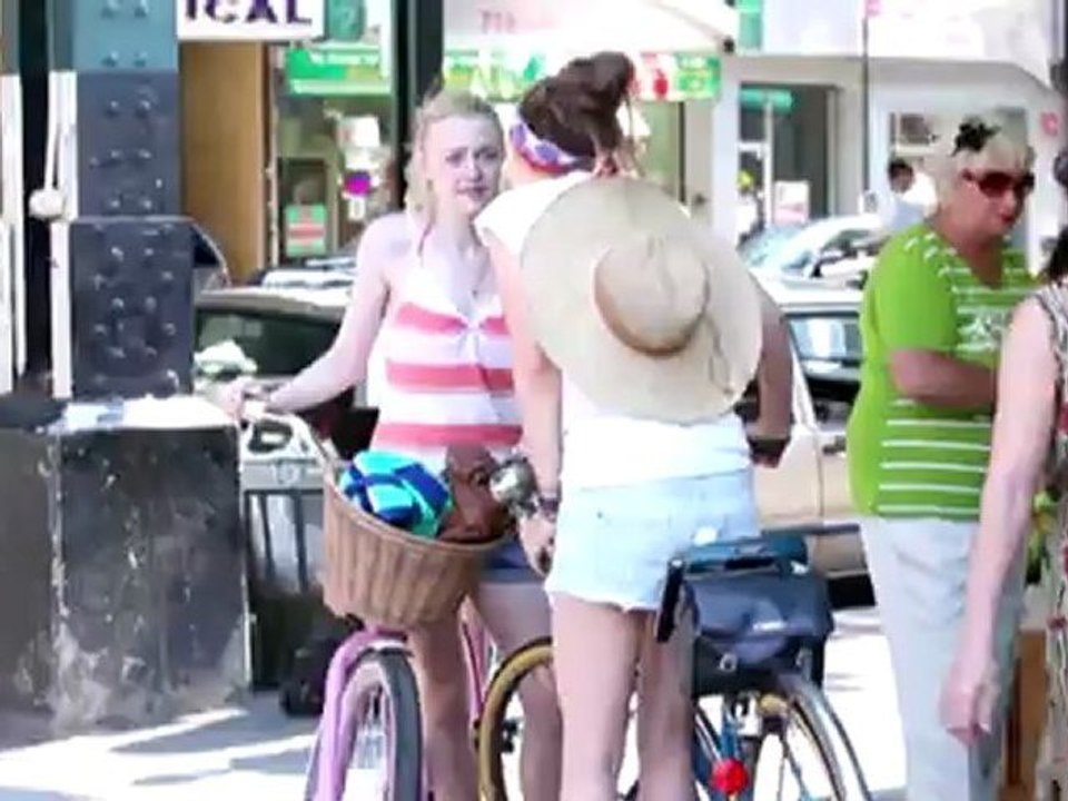 Dakota Fanning and Elizabeth Olsen Get Fruity