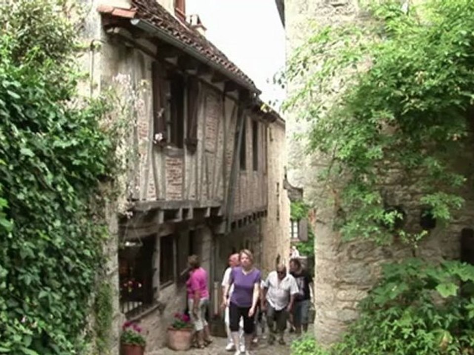 Le village médiéval de Saint-Cirq-Lapopie face...